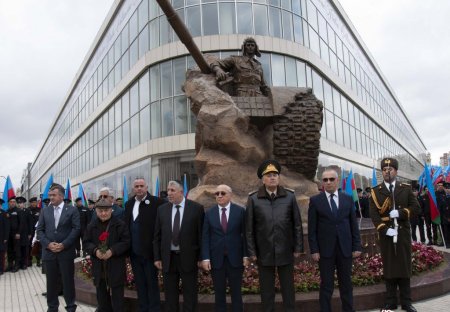 Bakıda Milli Qəhrəman Albert Aqarunovun heykəlinin rəsmi açılışı olub