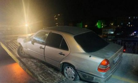 Bakıda yol qəzası törədərək avtomobilini aşıran sürücü hadisə yerindən uzaqlaşıb - VİDEO