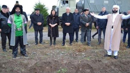 Füzuli icra başçısından ağacəkmə kampaniyasına qeyri-ciddi yanaşma:“Nəsimi“yə musiqi sədaları altında ağac əkdirdi