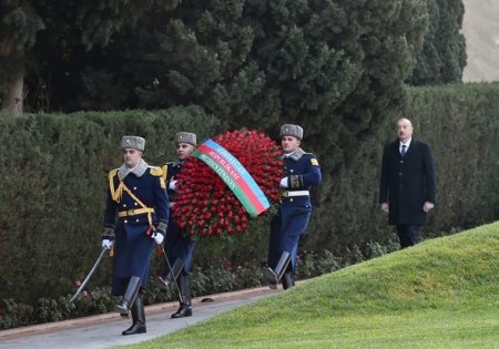 İlham Əliyev və Mehriban Əliyeva Heydər Əliyevin məzarını ziyarət etdi - FOTO