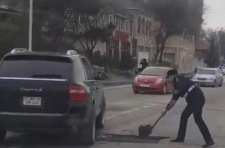 Yol polisindən nümunəvi davranış: Əlinə bel alıb dağılmış yolu düzəltdi - VİDEO