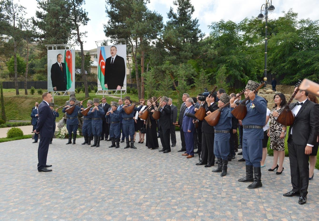 Xalqın bədii söz sənəti tarixin yol yoldaşıdır