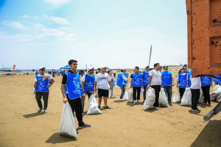 IDEA Şüvəlan çimərliyində təmizlik aksiyası keçirib