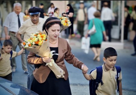 Uşaq evinin birincilərini məktəbə Qocalar evinin sakinləri apardı