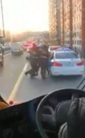 Bakıda yol polisləri gənc oğlanı zorla maşına mindirdilər - VİDEO
