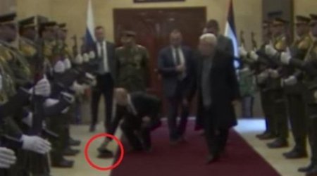 Hərbçinin papağı yerə düşdü, Putin ona yaxınlaşdı və... – VİDEO