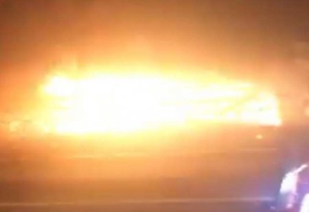 Aeroport yolunda avtobus partladı - VİDEO