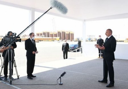 İlham Əliyev “Qarabağ” yatağının dayaq blokunun dənizə yola salınması mərasimində - FOTO