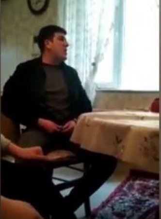 Azərbaycanda polis olduğu deyilən şəxs anasını təhqir etdi - ANBAAN VİDEO