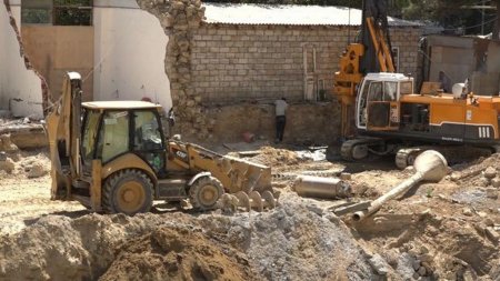 Nərimanovdakı qəzalı binanın sakinləri hələ də köçürülməyib - VİDEO