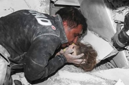 90 saatdan sonra Aylanı dağıntılar altından çıxaran xilasedici o anları paylaşdı - FOTO - VİDEO