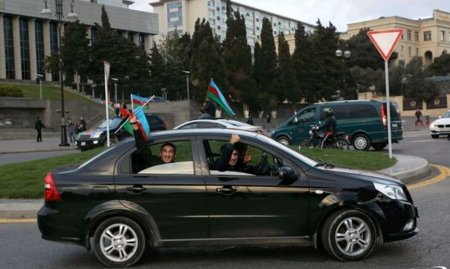 Zəfərlə açılan sabahda şəhidlərimizin ruhuna ehtiramla... - FOTOREPORTAJ