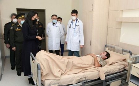 Ombudsman yaralanmış hərbçilərə baş çəkdi - FOTO