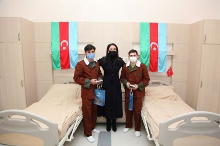 Ombudsman yaralanmış hərbçilərə baş çəkdi - FOTO