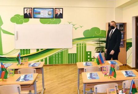 İlham Əliyev Bakıda yenidən tikilən məktəblərdə yaradılan şəraitlə tanış olub - FOTO - VİDEO