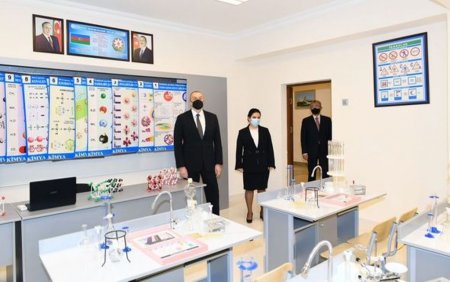 İlham Əliyev Bakıda yenidən tikilən məktəblərdə yaradılan şəraitlə tanış olub - FOTO - VİDEO