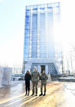 İlham Əliyev 39 il əvvəl Heydər Əliyevin Şuşada çəkdirdiyi şəkli göstərdi - FOTO
