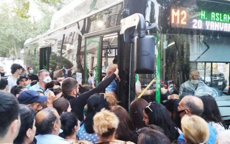 Həftəiçi sıx olan avtobuslara bayramda məhdudiyyət niyə tətbiq edilir? - VİDEO