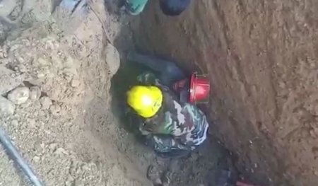 Şəmkirdə torpaq uçqunu altında qalmış şəxslərin xilas edilmə görüntüləri - VİDEO