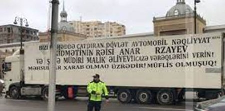 Etiraz etdikləri məmurların adını maşınlara yazdılar - Video