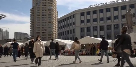 Bakıda bayram ab-havası: Qadınlar kişilərdən nə gözləyir? - VİDEO