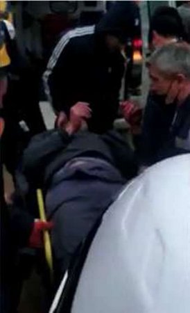 Bakıda betonqarışdıran maşın avtomobilin üzərinə aşıb, yaralananlar var - VİDEO