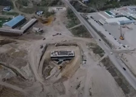 Azərbaycanda ilk dəfə avtomobil yolunda asma körpü tikilir - VİDEO