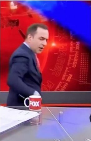 Selçuk Tepeli canlı yayında bardak fırlattı ! Çox əsəbiləşdirən o xəbər ! VİDEO