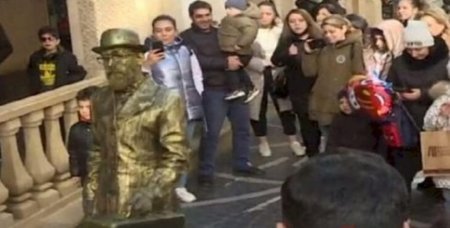 Bakıda izdiham yaradan “Çemodanlı adam” kimdir? — VİDEO