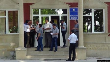 İsmayıllı məhkəməsinin icra məmuru vətəndaşa PROBLEM YARADIR...