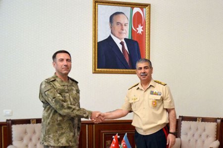 Müdafiə naziri Türkiyə kontingentinin rəhbəri ilə görüşüb