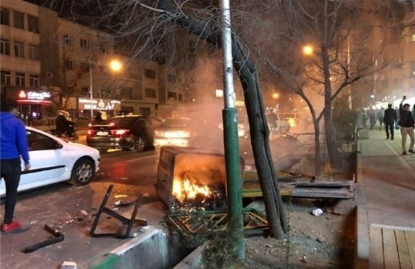 İranda qarşıdurma: Dövlət binaları yandırıldı, ölənlər var