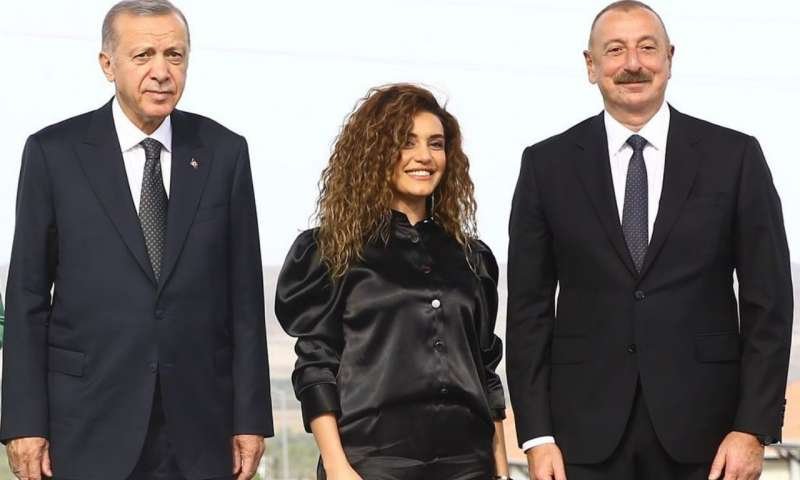 Çinarə Prezidentin onu səhnəyə dəvət etməsindən danışdı
