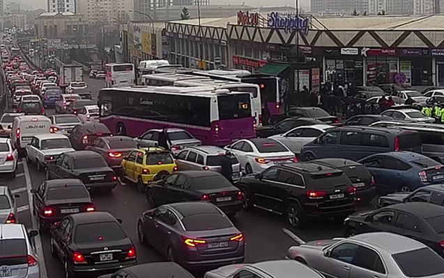 Bu yollarda tıxac var - 160-a yaxın avtobus gecikir