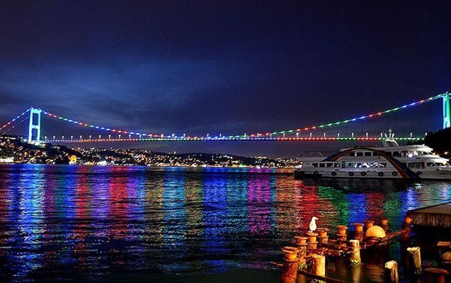 Şəhidlər körpüsü və Qalata qülləsi Azərbaycan bayrağı rənglərində 
