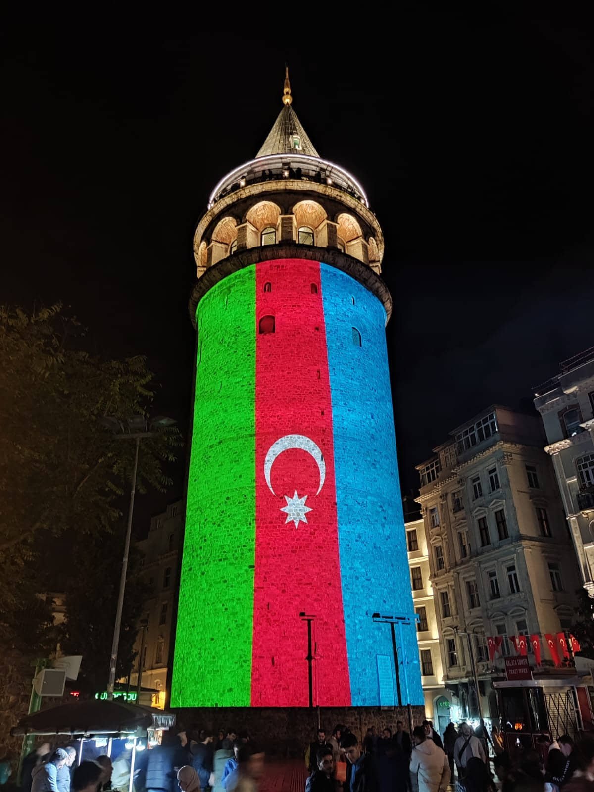 Şəhidlər körpüsü və Qalata qülləsi Azərbaycan bayrağı rənglərində 