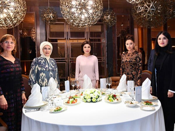 Mehriban Əliyeva Səmərqənddə təşkil olunan şam yeməyində iştirak edib