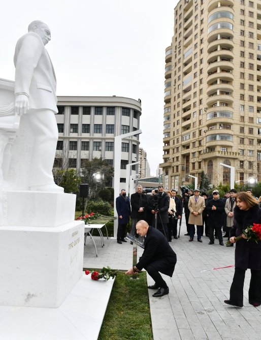 İlham Əliyev Tofiq Quliyevin abidəsinin açılışına qatıldı - Fotolar