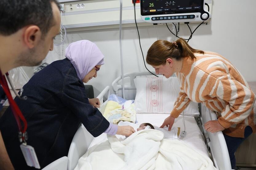 Əminə Ərdoğan zəlzələdə sağ qalan körpələri ziyarət etdi - Foto