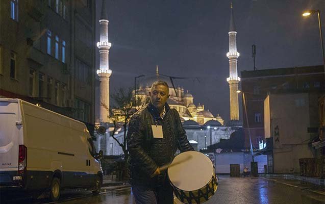 İnsanları imsaka belə oyadır... - Foto