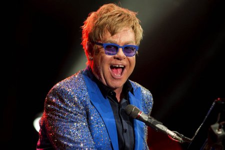 Elton Con görmə qabiliyyətini itirdiyini açıqladı