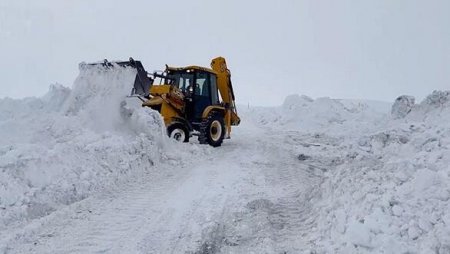 Kəlbəcər və Laçında yollar qardan təmizlənir