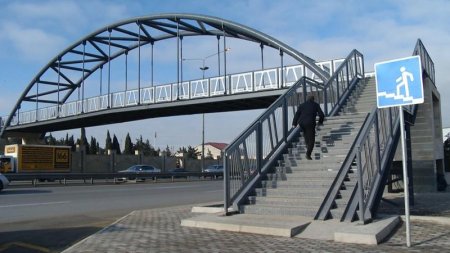 Daha bir ərazidə yeni yerüstü piyada keçidi inşa edilib