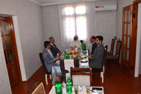 İcra başçısı Hacc ziyarətindən qayıdan şəhid anasını evində ziyarət edib.