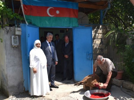 İcra başçısı Hacc ziyarətindən qayıdan şəhid anasını evində ziyarət edib.