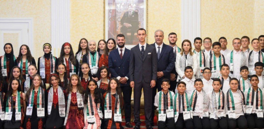 Əlahəzrət Şahzadə Qüdsdən uşaqları qəbul edib