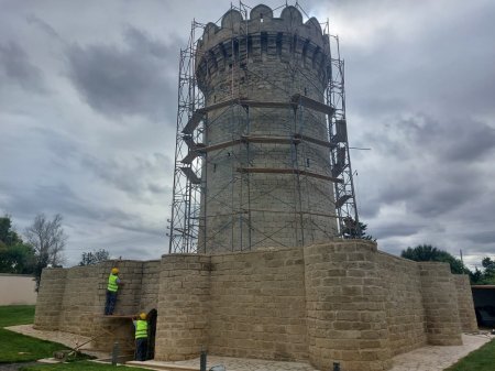 Kiçik Mərdəkan qəsrində bərpa işləri aparılır