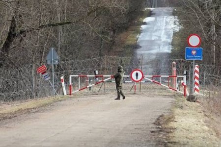 Polşa belarusla sərhədini açır