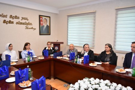 İcra başçısı qabaqcıl pedaqoqlarla görüşdü