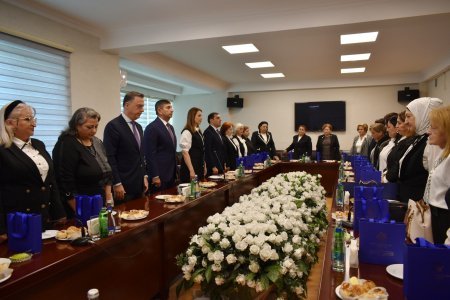 İcra başçısı qabaqcıl pedaqoqlarla görüşdü